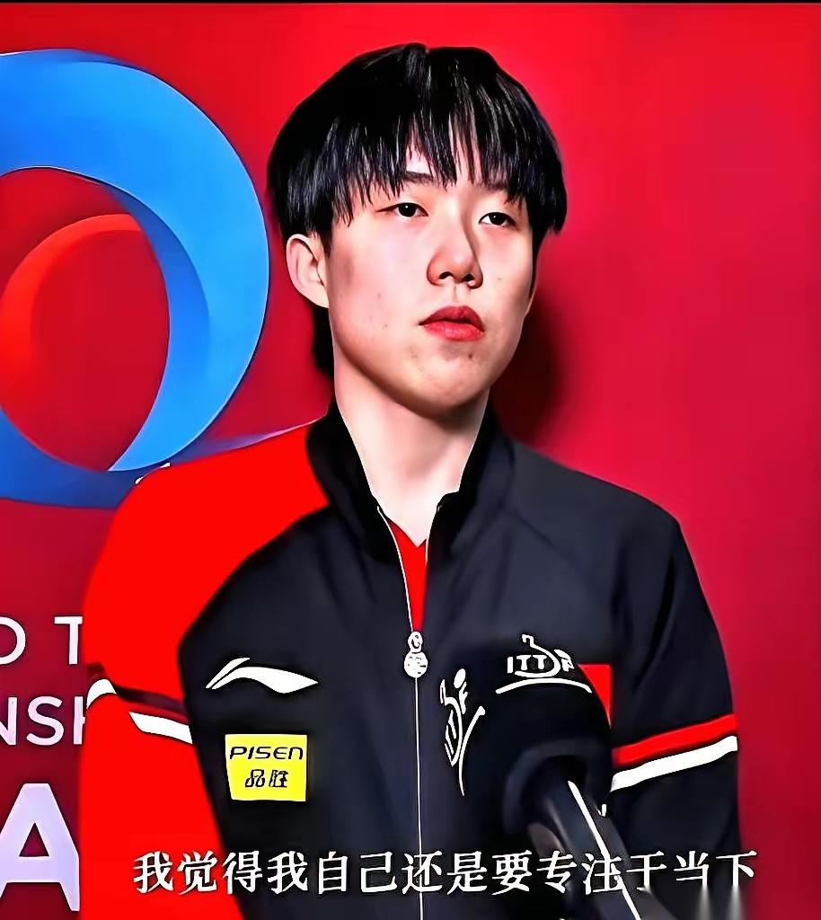 中国男乒这张牌桌上，三个人的动作，打乱了所有节奏。

一个本该退的没退。一个本该