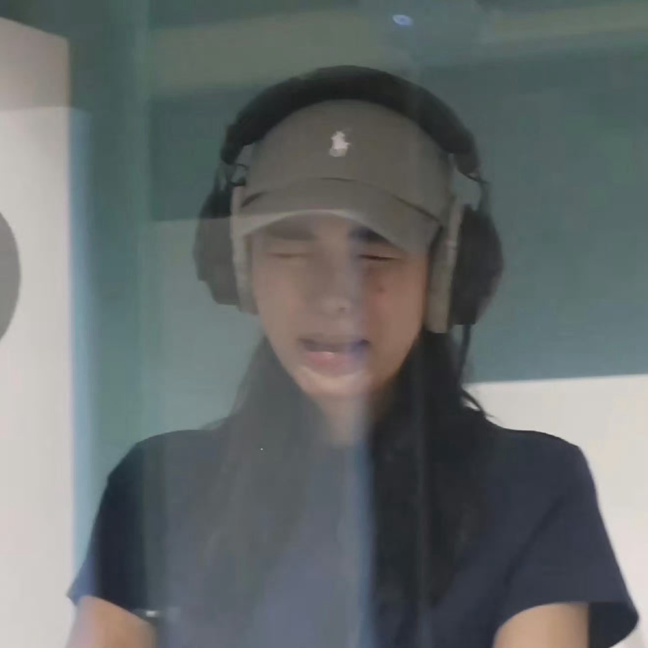 因为今天期末考试，只能明天一大早飞普吉然后我现在算完自己的起床时间已经不想睡了