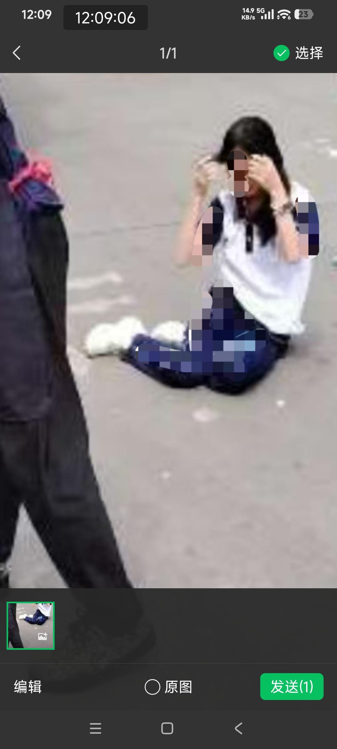 路上出了车祸

两个女初中生违规骑电动车上下学，在十字路口被货车撞了！

感慨女