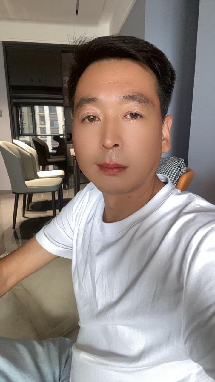 “人这一辈子，什么才是幸福，你穷了有人陪你，你累了有人疼你。你痛了有人...