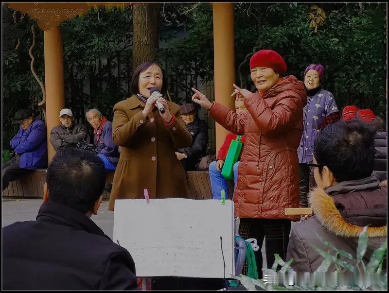 老翁打油诗《健康歌》
早起公园走一走，
不愁活到九十九。
饭后百步慢慢遛，
肠胃