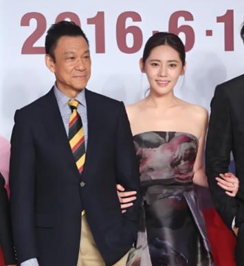 2011年，65岁的王学圻做出了一个震惊圈内外的决定，不顾结婚40年的发妻孙昌宁