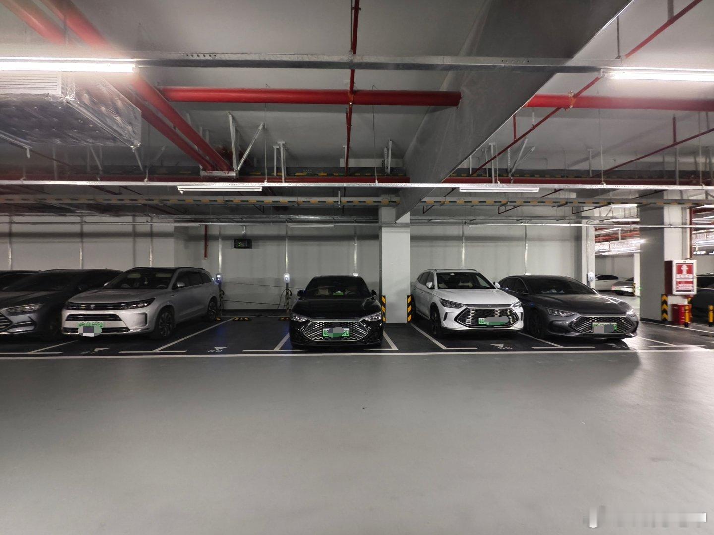 感觉深圳很多地库都有大面的的 7 kW 慢充，有一种到哪都有家充的感觉，真好。感