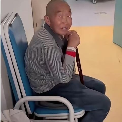 这一幕，简直是医院里最治愈的“特效药”，看得人心里暖烘烘的！

在这个快节奏、压