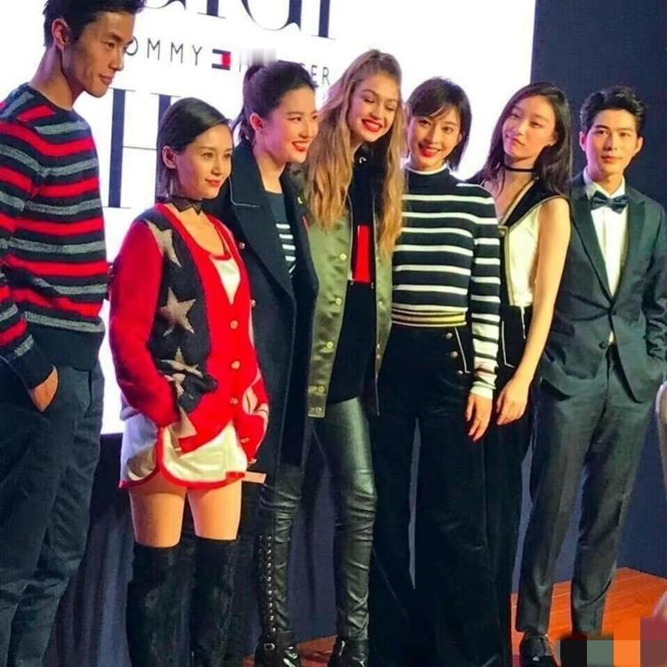 这大概是王子文这辈子最尴尬的时刻了，合影的人员除了她，都是170的大长腿，换作普