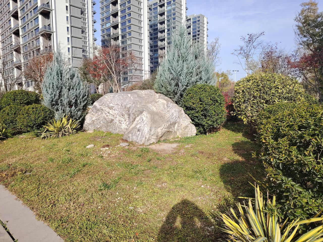 一位老师有三名学生，分别是石头、剪刀、布。名为布的学生，思维如同布帛般，有着清晰