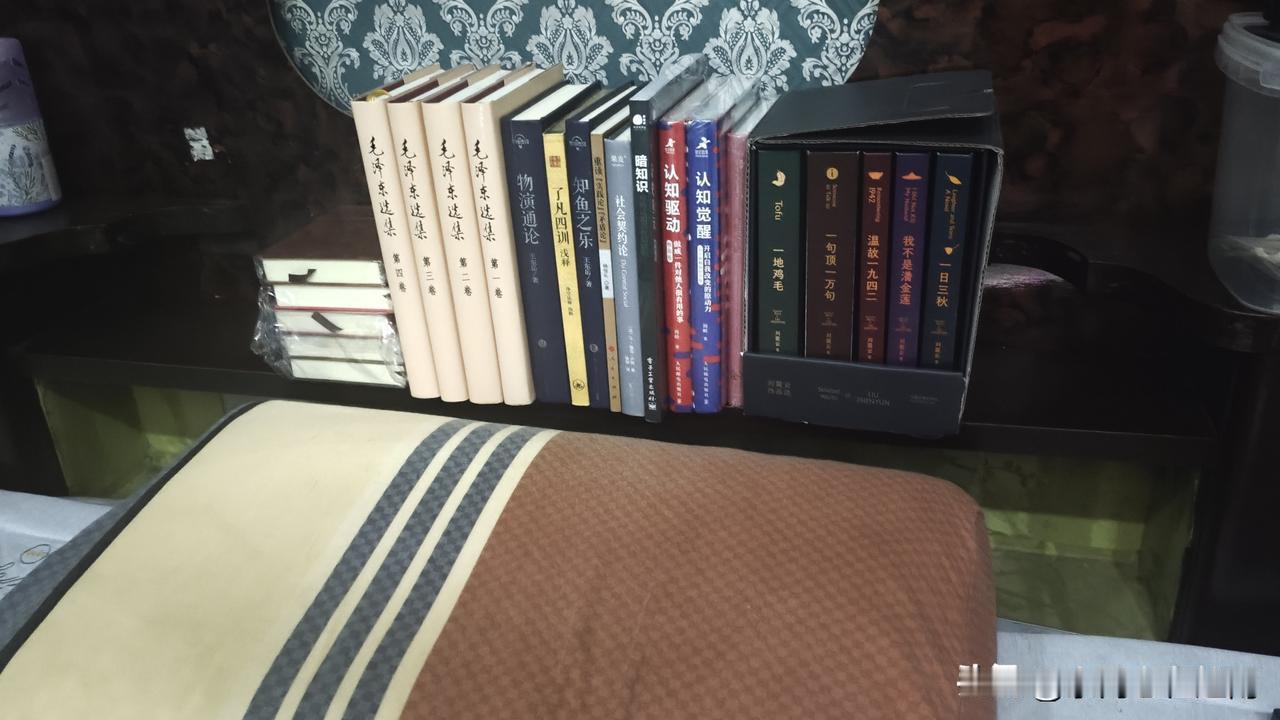 每天晚上睡觉之前我都会定闹钟，花半个小时或者一个小时看书，其实我也不知道应该看什