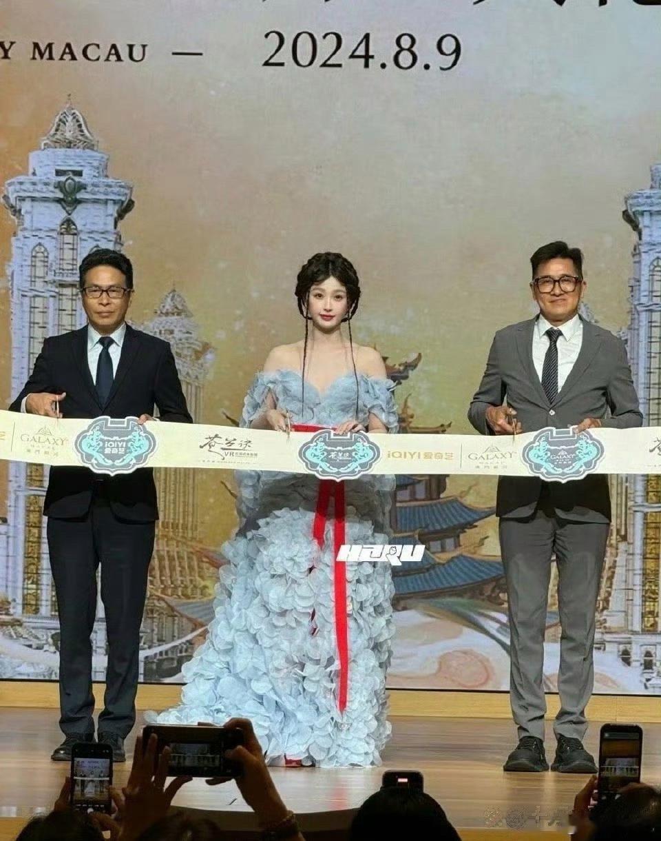 虞书欣不仅脸小，身高竟然有169cm，真是意外 