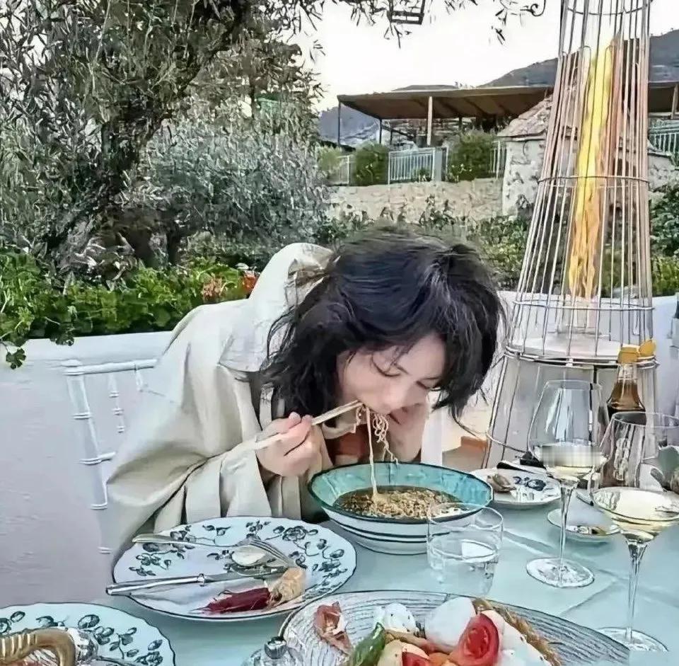 这是王菲吗？看她吃得好香呀！这才是正常人吃饭的样子吧！很多女明星为了保持身材，根