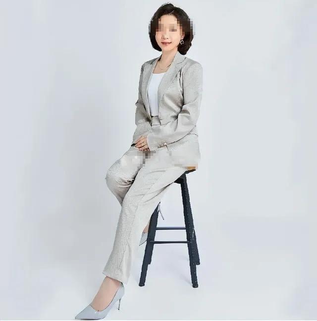 这个女人没有任何廉耻心，纵使外表光鲜亮丽，貌美如花，拥有本科学历，又能怎样？

