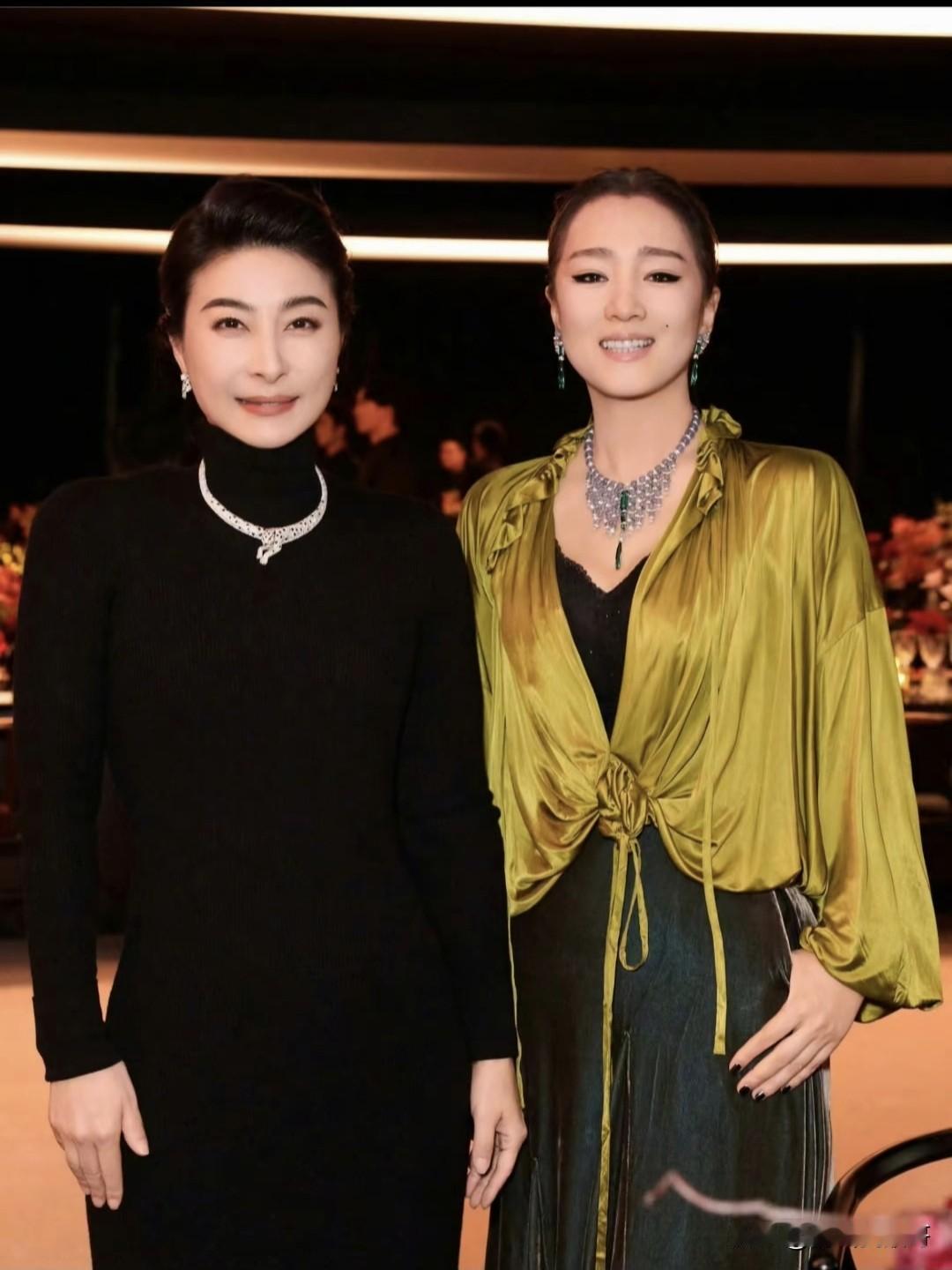 近日，国际影星巩俐发布了一组合影照，其中有一张是和跳水皇后郭晶晶的合影，郭晶晶一