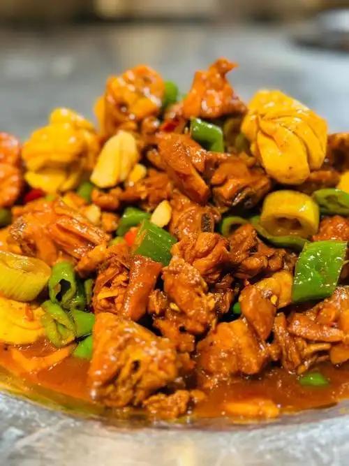 大盘鸡是一道源自中国西部地区，特别是新疆地区的经典名菜，以其浓郁的香味、丰富的口