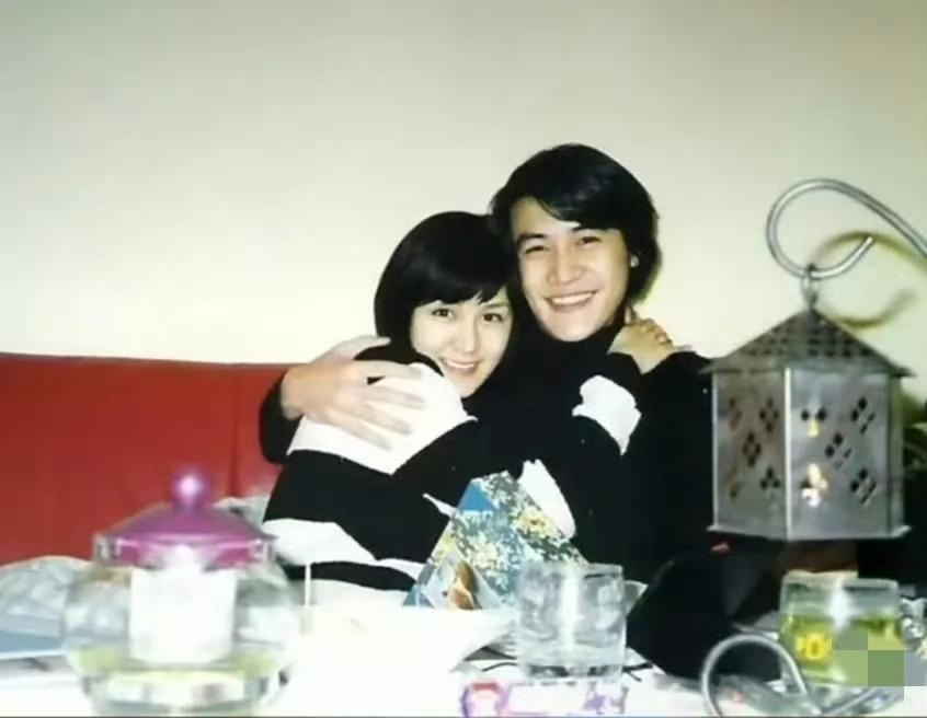 有网友在上海淮海中路偶遇陆毅鲍蕾散步，他俩还像大学时候那样，手牵手热恋！ ​​​