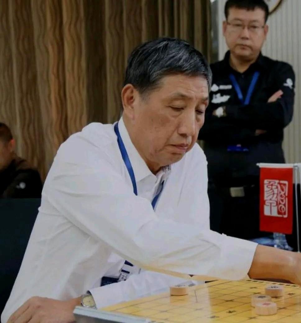 谁能想到，70多岁的象棋特大柳大华，突然不干了。

前两天，他还在天天象棋平台直