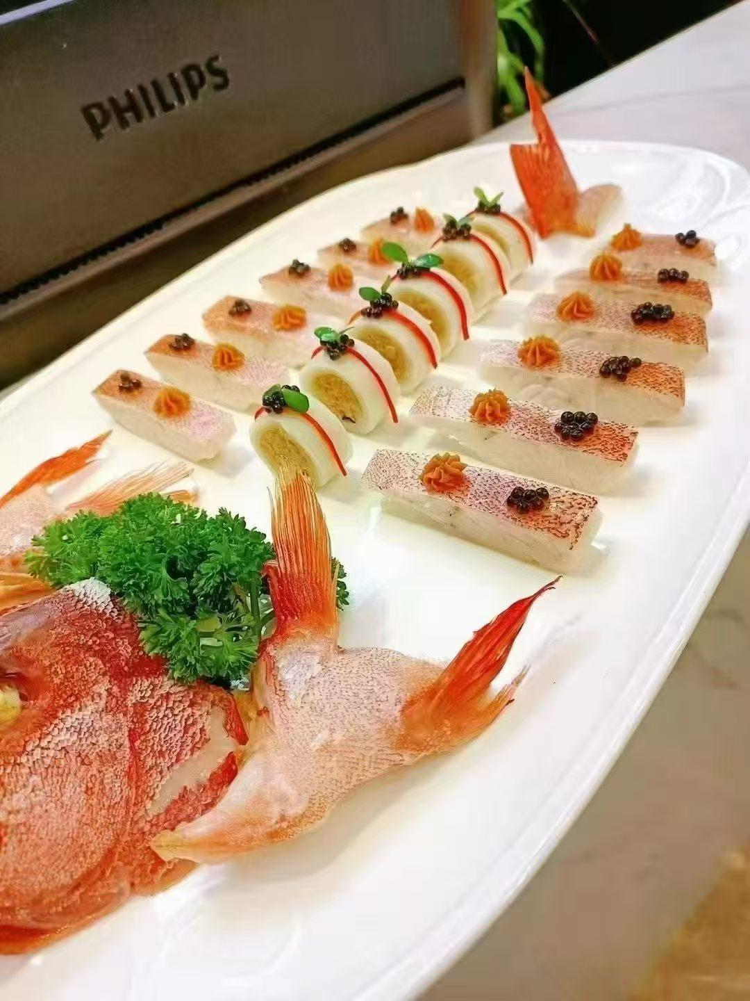 精致日式刺身拼盘，新鲜美味等你来尝！
