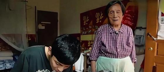 79岁的奶奶白中廷，为了落榜的孙子王润泽，干了件所有人都觉得“荒唐”的事：她瞒着