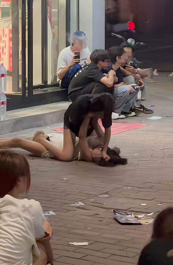 打赢了进局里，打输了进医院，这两位精神小妹直接上演“武打戏”，演得很入戏，把群众
