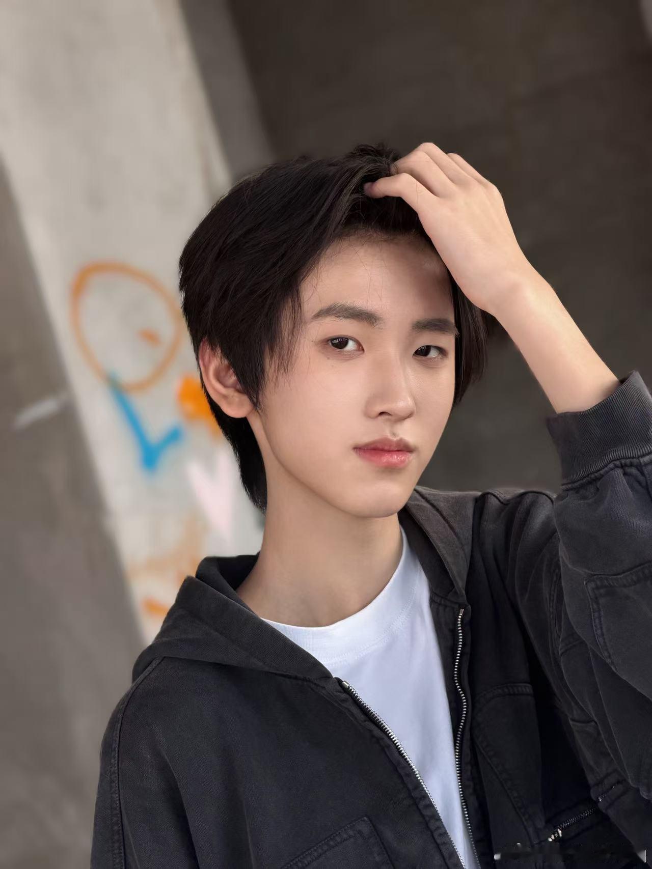 粉丝澄清左奇函和女同学争议 左奇函干净帅气氛围感超强，长相十分出众，期待运动会的