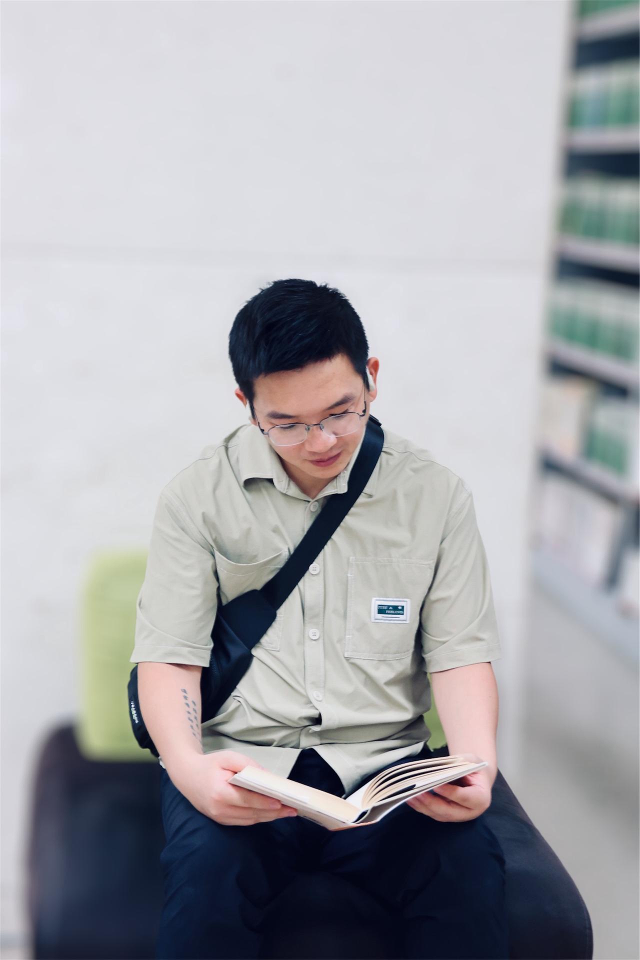 当秋天的阳光从窗外洒进屋里
打开手机的通知消息
才发觉今天是教师节
一直觉得自己