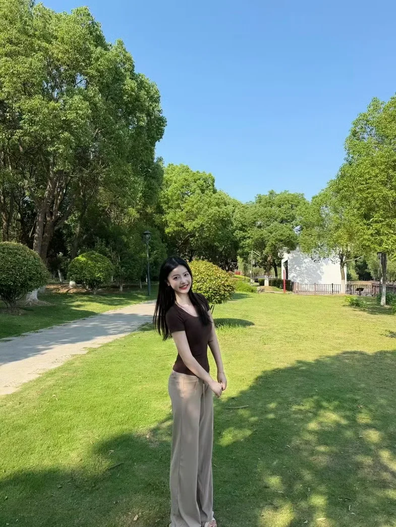 今天是阳光明媚的草坪女孩～