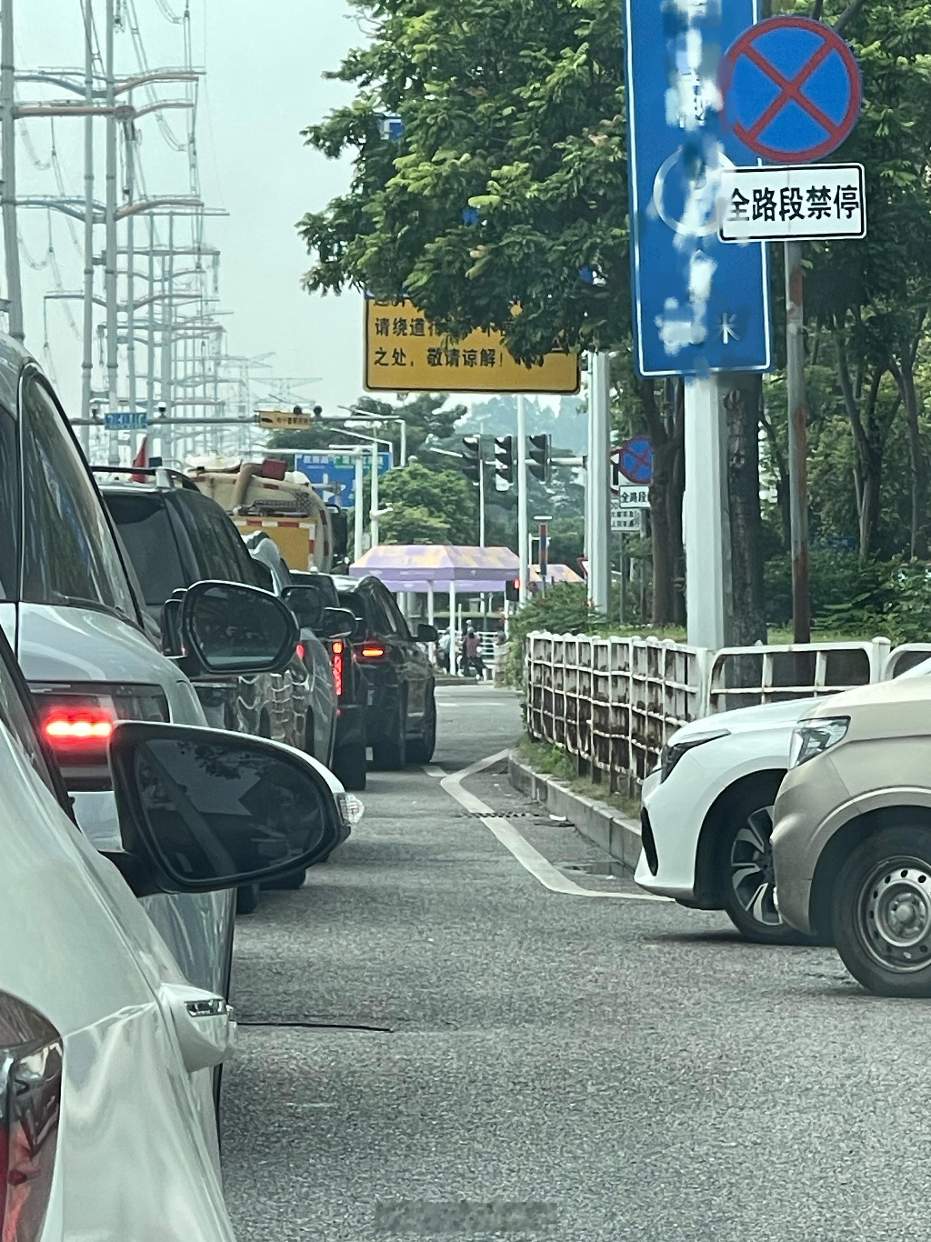 [二哈]遇到这种车感差的也挺无语的，明明空间也足够过去右转车道的，后面一堆右转的