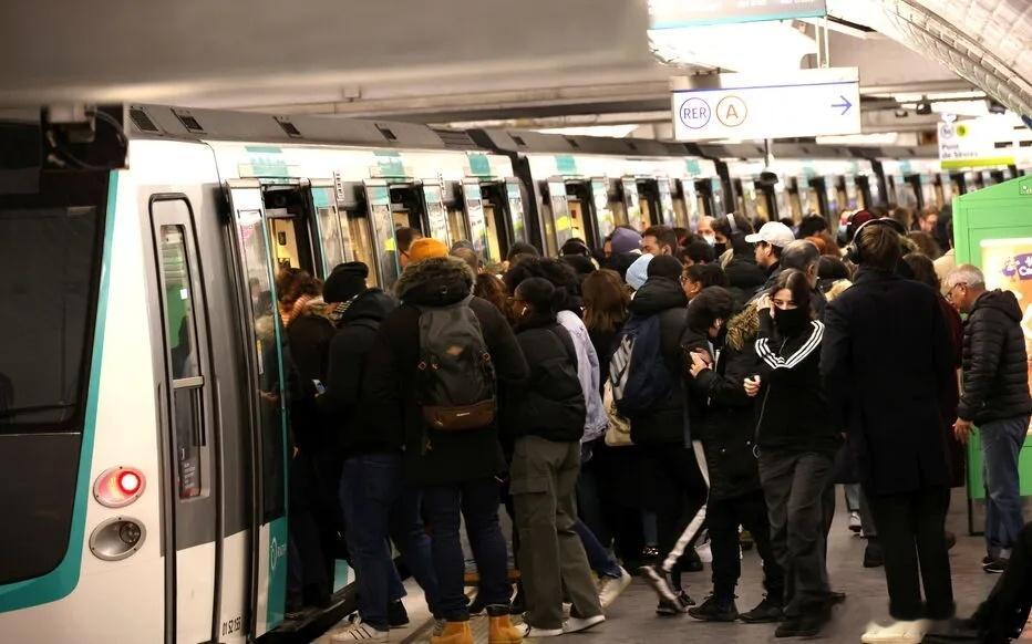 🚇 巴黎地铁也能开始玩“盲盒”？小伙伴们，大家好呀！在巴黎坐地铁的你是不是这样