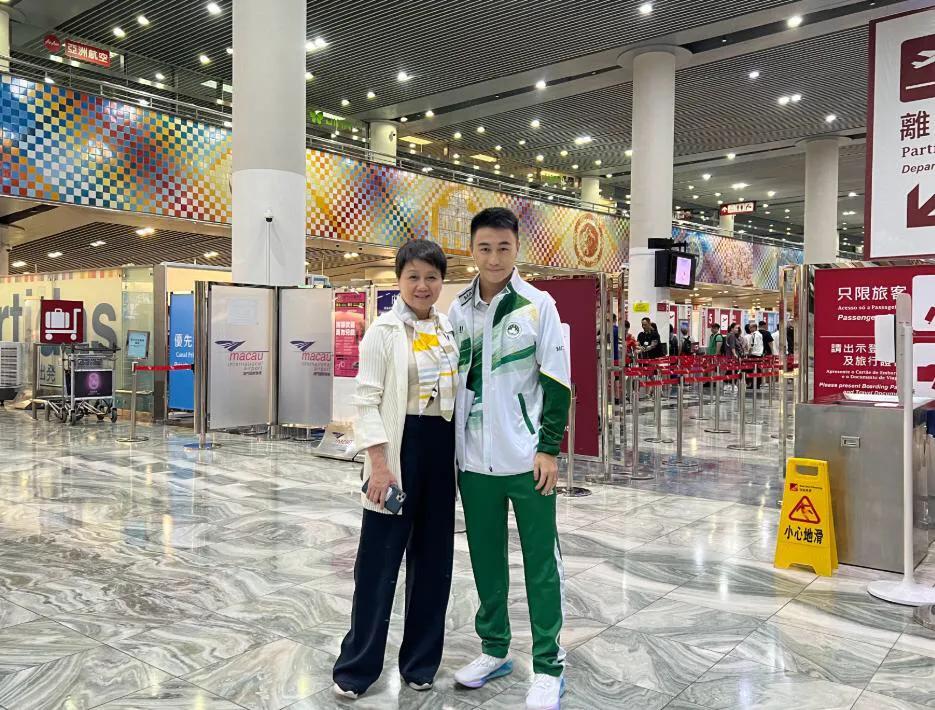 澳门赌王的儿子何猷君作为亚运会澳门电竞队的领队，于9月22日带领团队入驻亚运村。