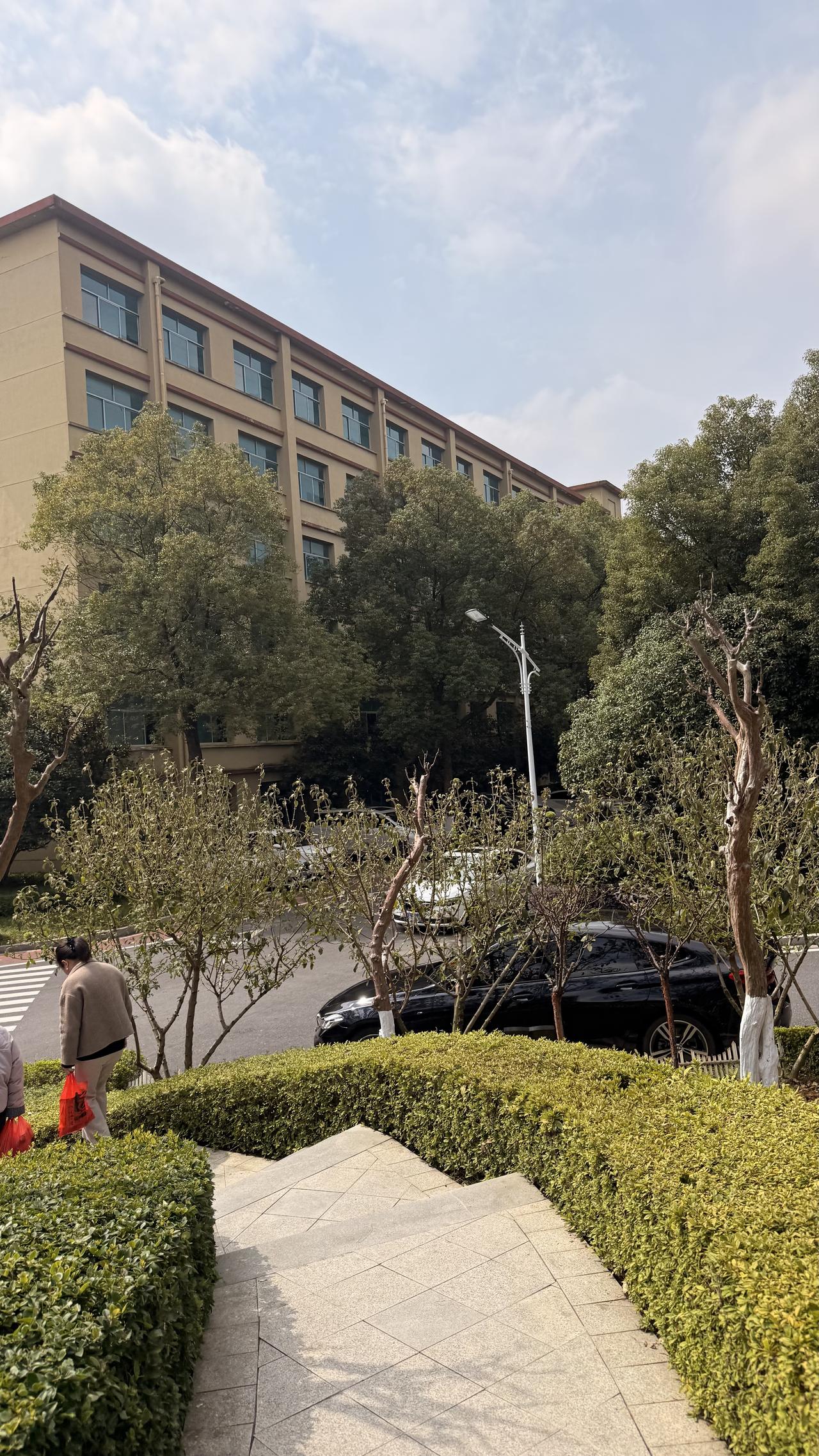 蝶恋花·青春逐光

晚色凝窗花正开。
流星破暮，光曳青云外。
时光未老心澎湃，