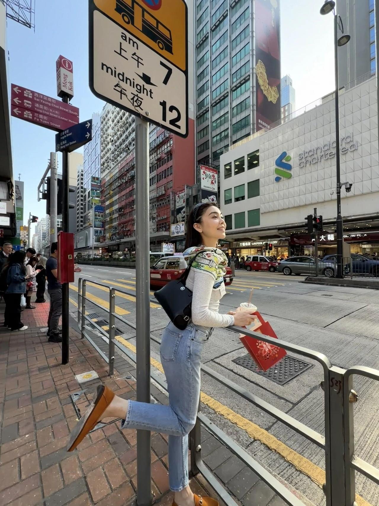 非常调皮可爱活泼的牛仔裤美女女孩子怎么穿搭既时尚又好看? 有哪些女生日常好看穿搭