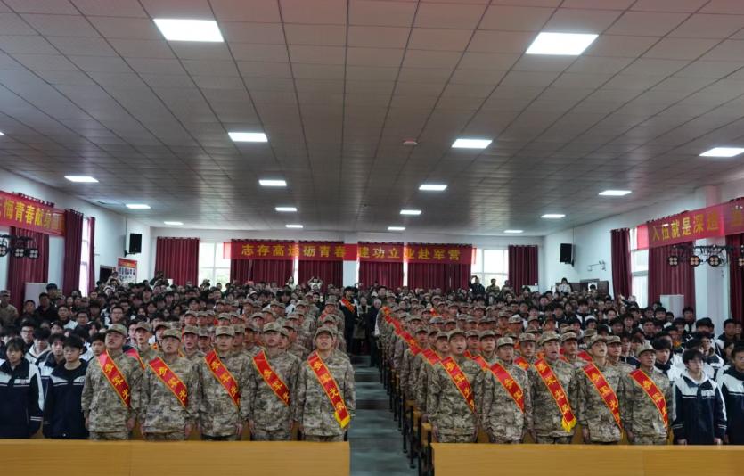 身披戎装赴军营！沙市区这批好青年光荣出征
青春最帅的模样，就是扛起责任、保家卫国