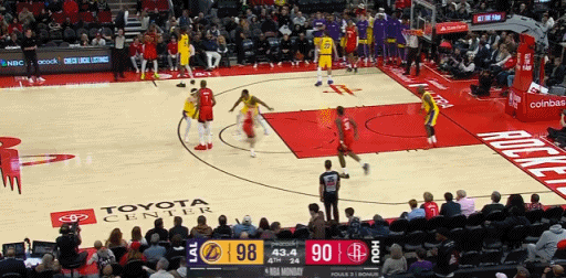 詹姆斯“看穿”了火箭最后一攻的战术：

伊森最后时刻发的边线球，这球的战术很常见