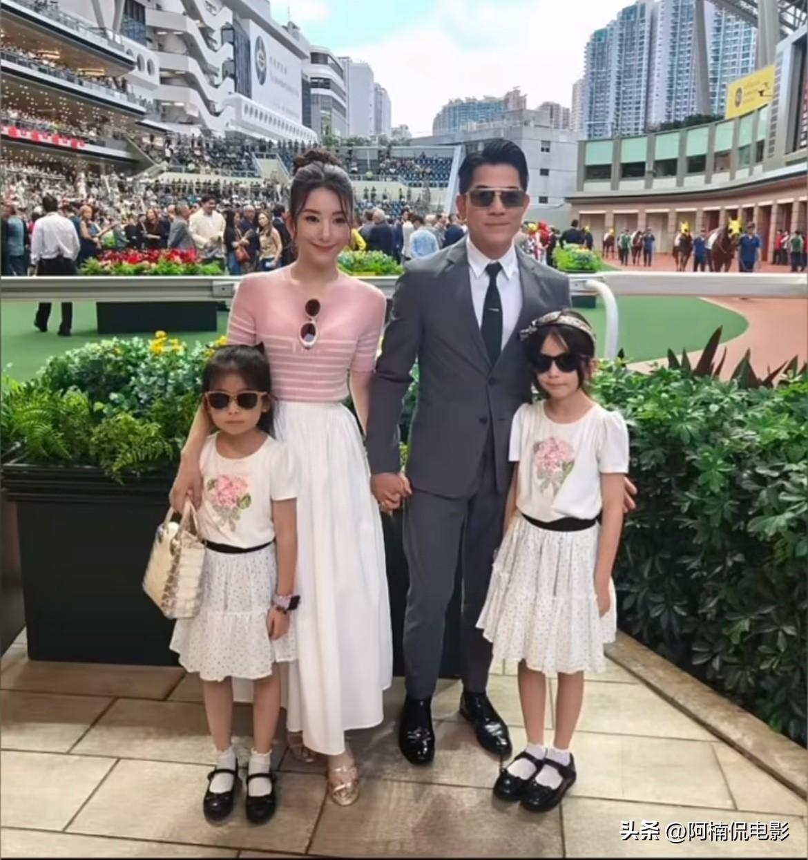 61岁的郭富城携妻子方媛，带着两个女儿前往香港沙田观看赛马。姐妹俩身着简约同款姐