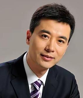 央视主持人里郭志坚是长得最有国脸形象气质的一个，他的颜值是最符合大众审美标志的，