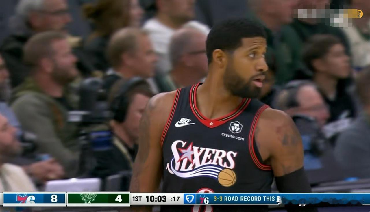 76时超级巨星乔治真是大杀四方！在今天76人客场挑战雄鹿的比赛中，目前双方的第一