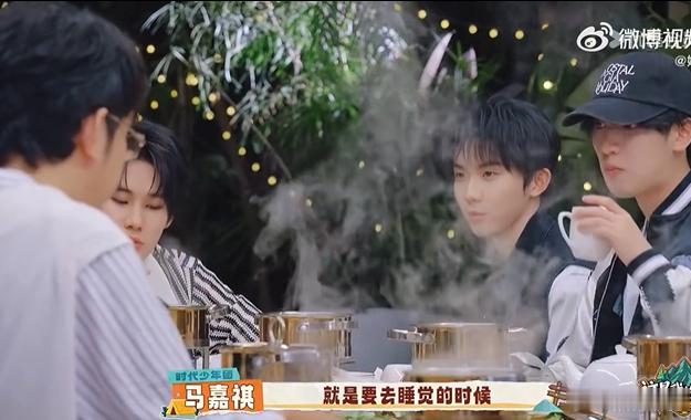 马嘉祺每次回家都会抱妈妈 原来这个暖心习惯藏着这么温柔的往事，儿时妈妈的拥抱和叮