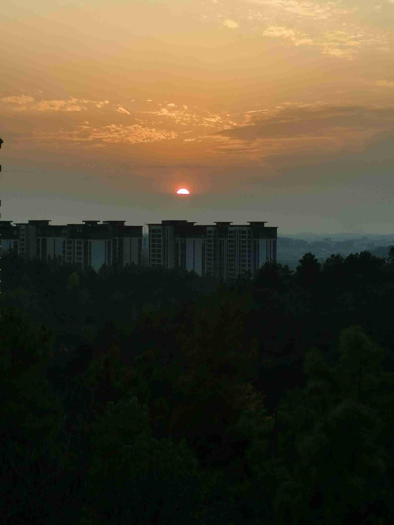 我的今日状态：😭伤心难过
我这里的天气：☀️晴天

“日落西山非我意，唯有晚霞