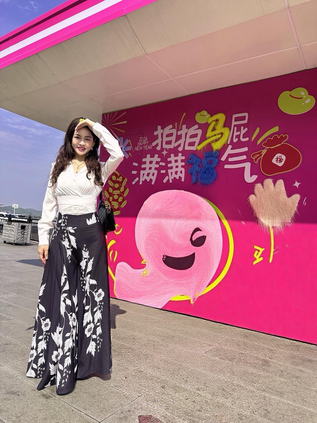 清晨的第一缕阳光，愿你被世界温柔以待。年十一时尚穿搭分享 城市打卡地