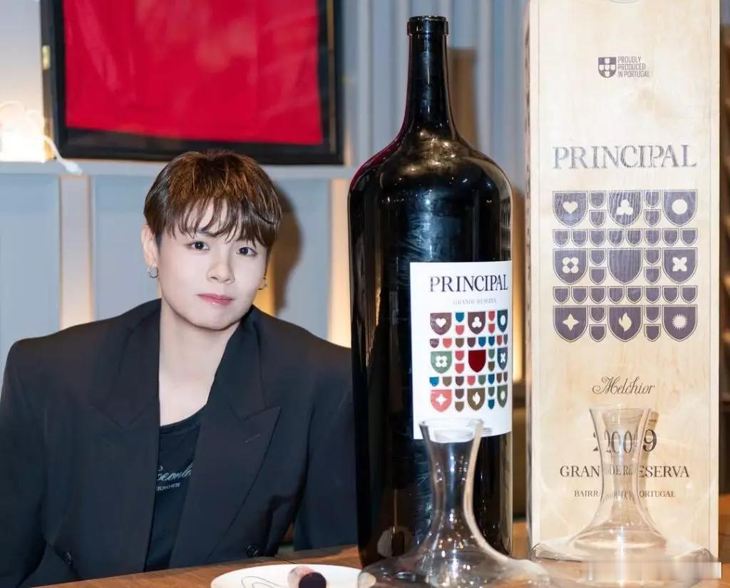 冼靖峰28歲生日派對 宋宛穎鄧凱文齊到賀.  歌手冼靖峰（Archie）日前迎來
