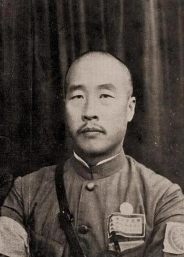 [微风]一日，韩复榘的大妾正与部下私通。不料，韩复渠突然闯了进来，吓得两人魂飞魄