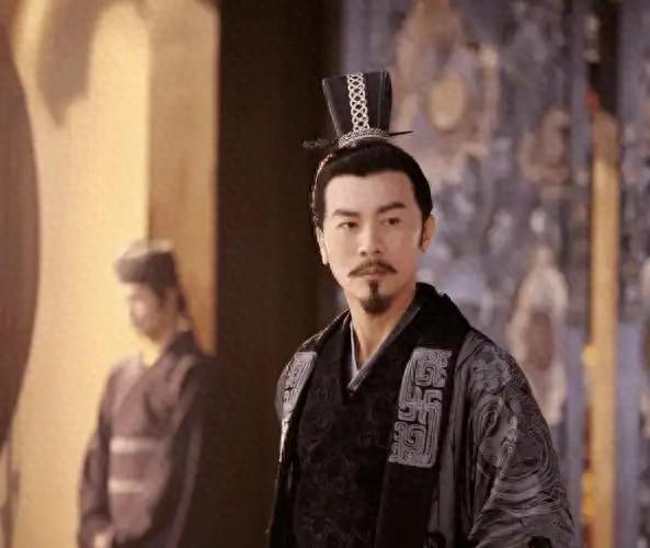 一个人，一生只需要两次幸运。第一次，有人把皇位送到他手上。第二次，他把四分五裂了