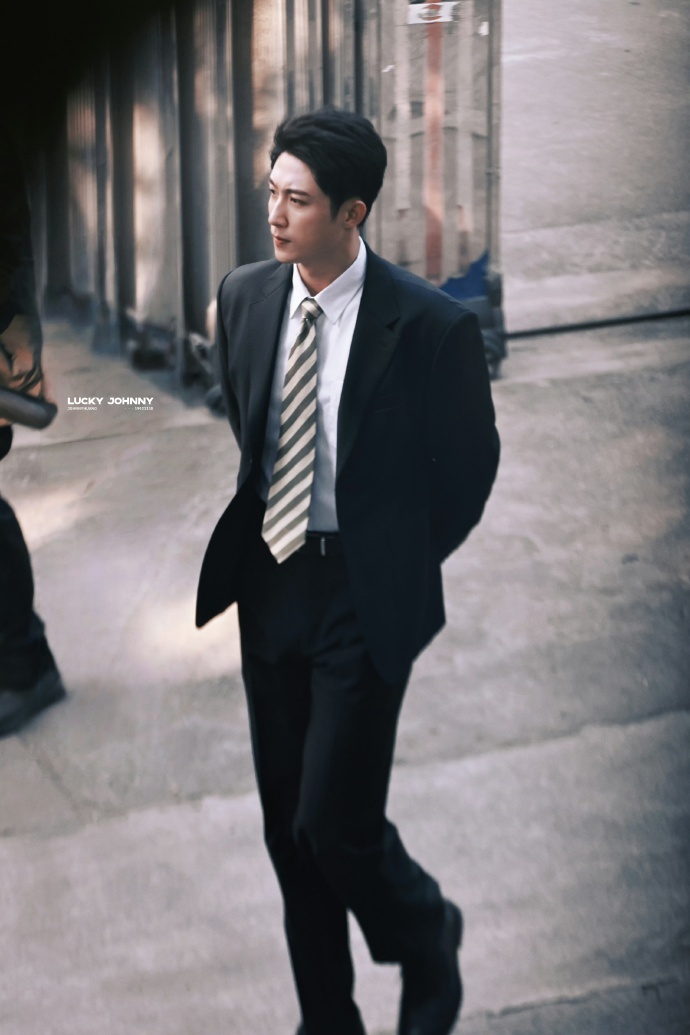 家人们谁懂啊！黄景瑜这路透直接把我拿捏得死死的。一袭笔挺西装帅气逼人，摸婚戒的动