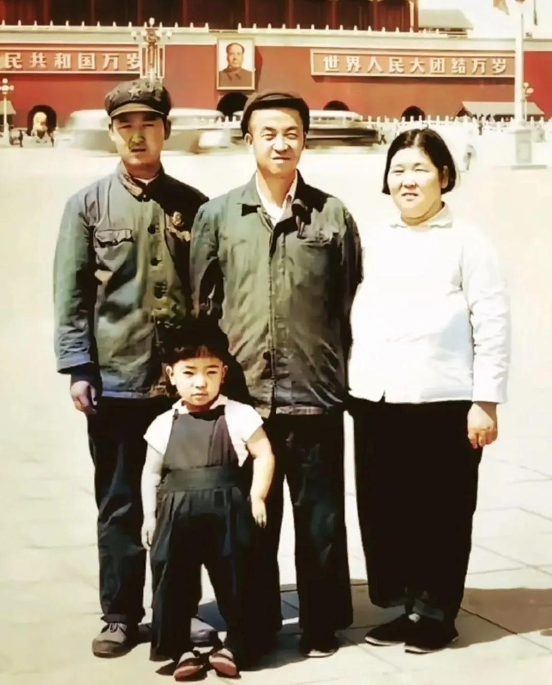 铁人王进喜一家罕见的大合照

1970年，铁人王进喜和家人在天安门前的合照。


