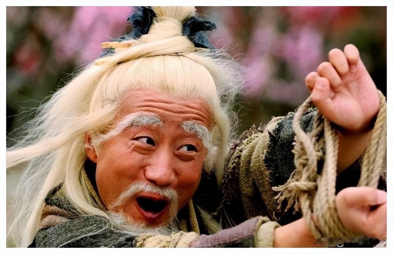 周伯通虽然被黄药师打断了两条腿，被囚禁在桃花岛的山洞当中十余年，但是他无意当中练