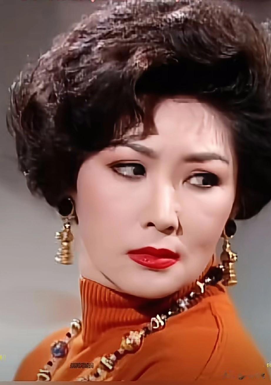 每套穿搭都好精致，
不愧是第一贵妇，
还记得她吗？

她是港剧恶女贵妇天花板，曾