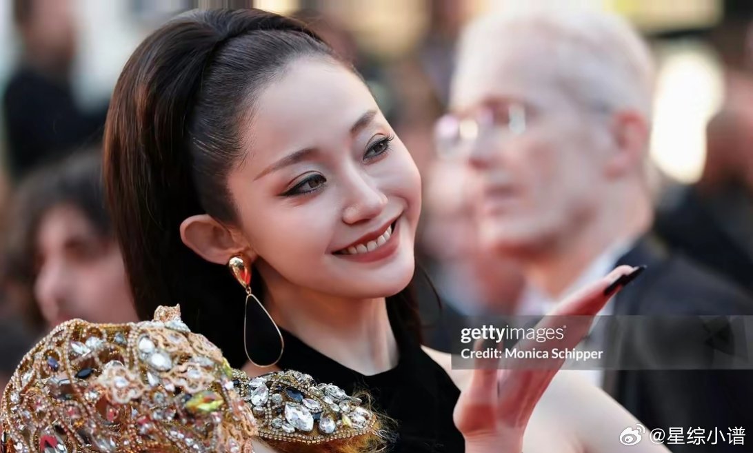 千惠戛纳红毯照，身上背只猎豹是什么鬼？为了吸引眼球也是拼了 ​​​