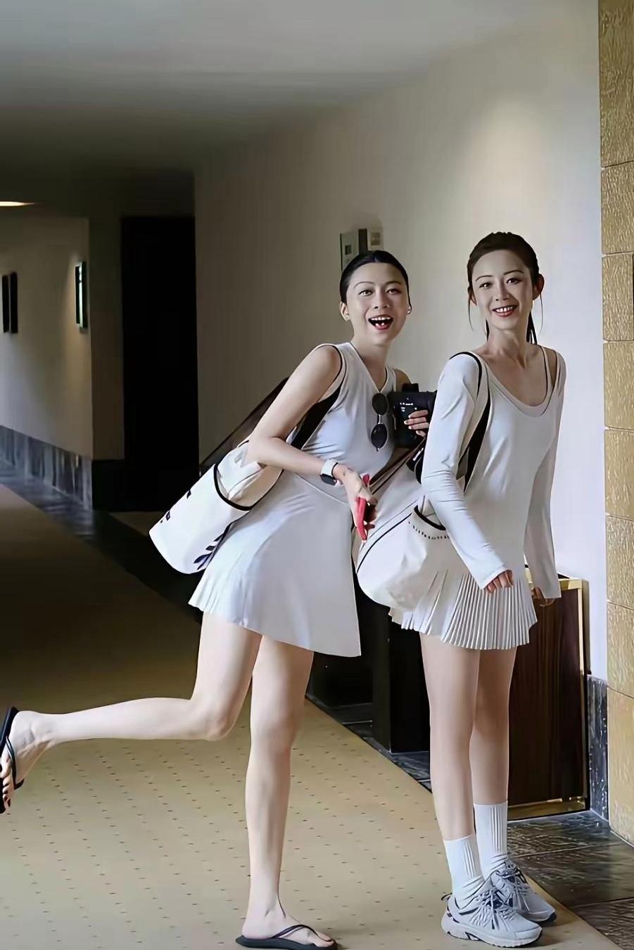 不仔细看，真分不清谁是妈妈谁是女儿！
 
两人穿搭简约清爽，气质在线，站在一起看