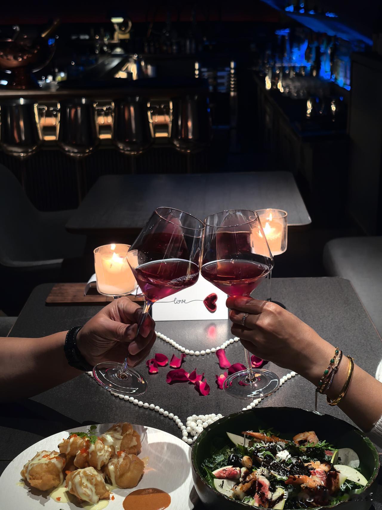 今天是我和妻子结婚32年纪念日，我们在成都度过一个有意义的日子（我们旅游过来的）