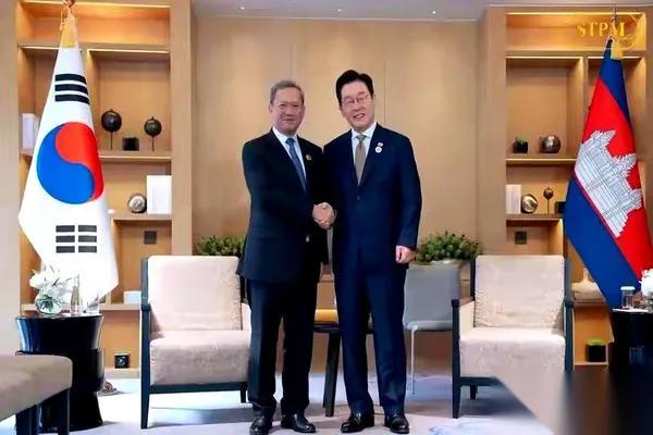 以为电诈只骗钱？太天真！

看看这国咋救被困公民的

不是偷偷摸摸派几个人，某国