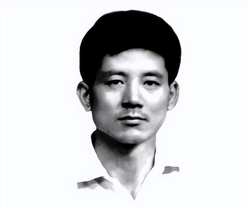 他出生于1945年8月上海一个工人家庭。

1977年4月的上海，春风还带着料峭