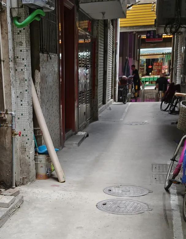 楼下巷子里有条新竹席，这是对面九十二岁老太生前用过的，这家房主可能认为是新的，应